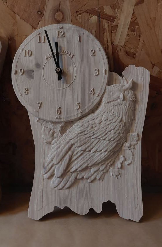 Veggklokke med uglemotiv